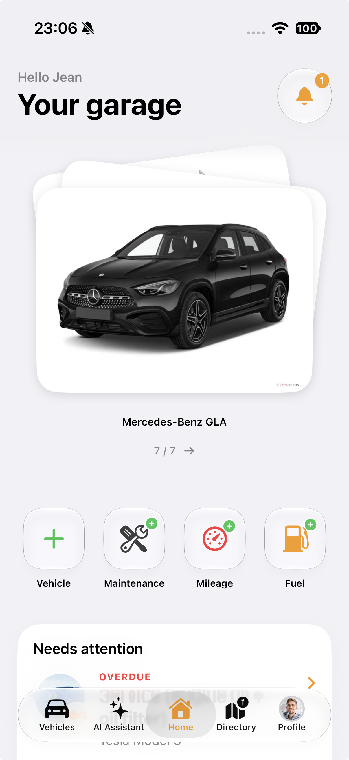 Aperçu d’AutoKarnet sur iPhone : le garage et le suivi d’une Mercedes-Benz GLA.